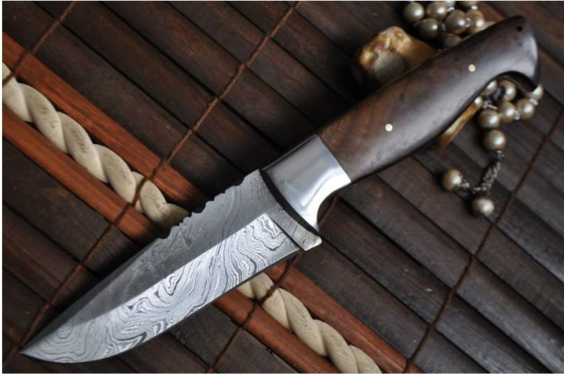 Handcrafted Camping Knife - Beautiful Workmanship - Damascus Steel