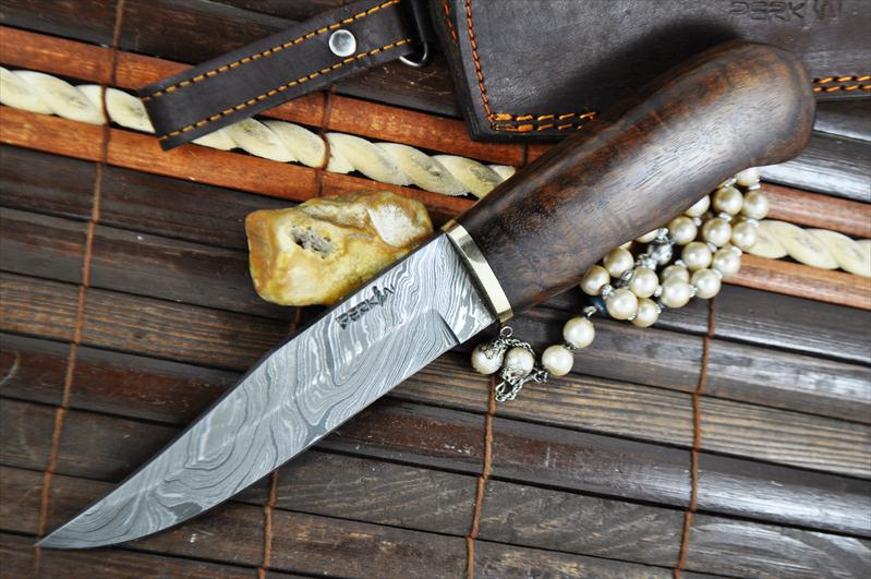 Handcrafted Hunting Knife With Damascus Steel Blade