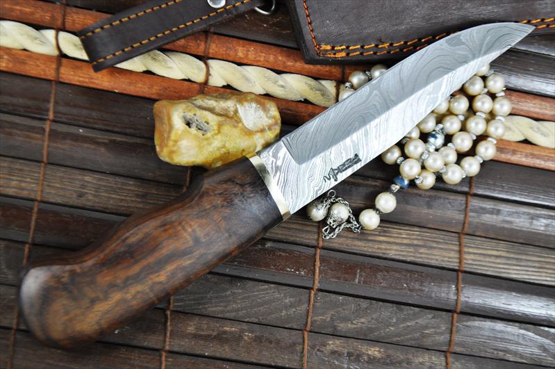 Handcrafted Hunting Knife With Damascus Steel Blade