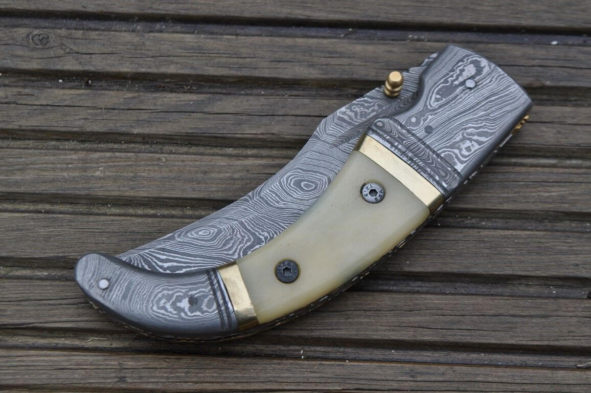 Folding Hunting Knife - Damascus Steel Blade